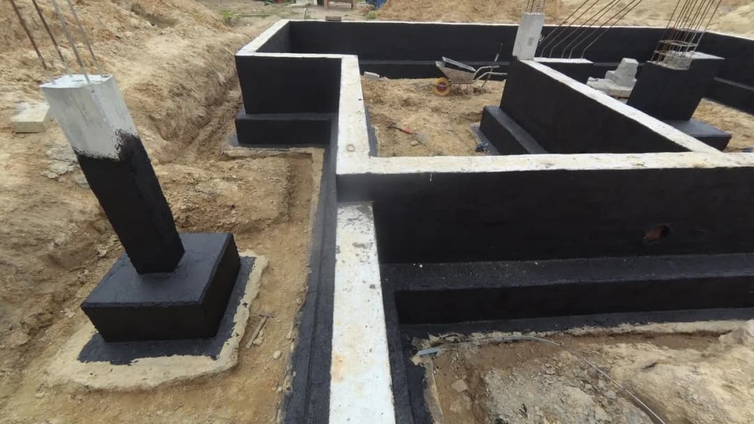 Jak zabezpieczyć fundamenty przed wilgocią i uniknąć kosztownych napraw