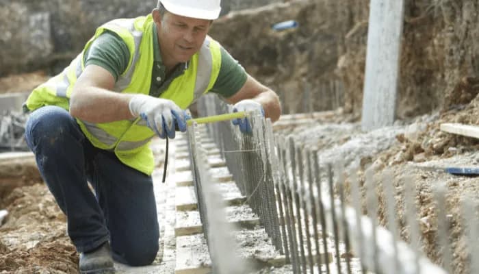 Jaki beton na fundament ogrodzenia? Wybierz najlepszy materiał budowlany