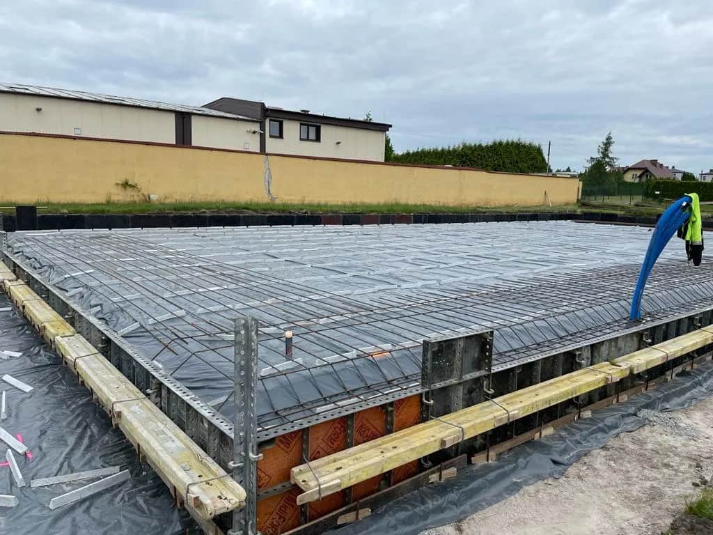 Ile stali na fundament 100m2? Uniknij kosztownych błędów w obliczeniach