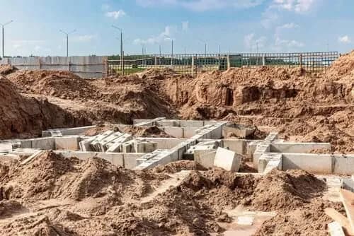 Czym zasypać fundamenty z zewnątrz, aby uniknąć problemów z wilgocią? Czym zasypać fundamenty z zewnątrz, aby uniknąć problemów z wilgocią?