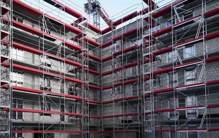 Bezpieczne rusztowanie na wysuwnicach - jak uniknąć kosztownych błędów