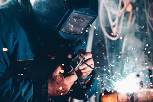 Jak działa spawarka - zrozumienie tajników spawania i technologii